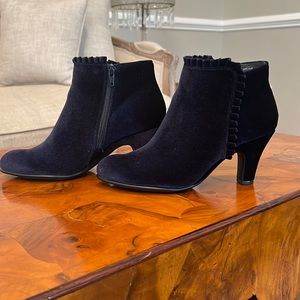 Aerosoles velvet ruffle booties navy blue size 6.5